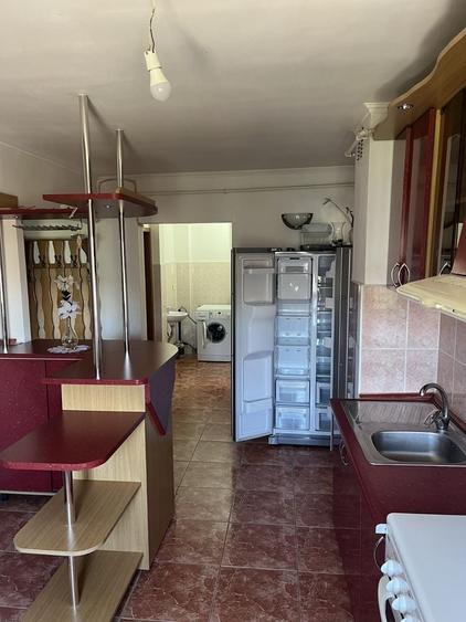 Apartament cu 3 camere decomandat în Republicii