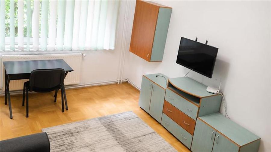 Apartament cu 2 camere nedecomandat, mobilat în 7 Noiembrie