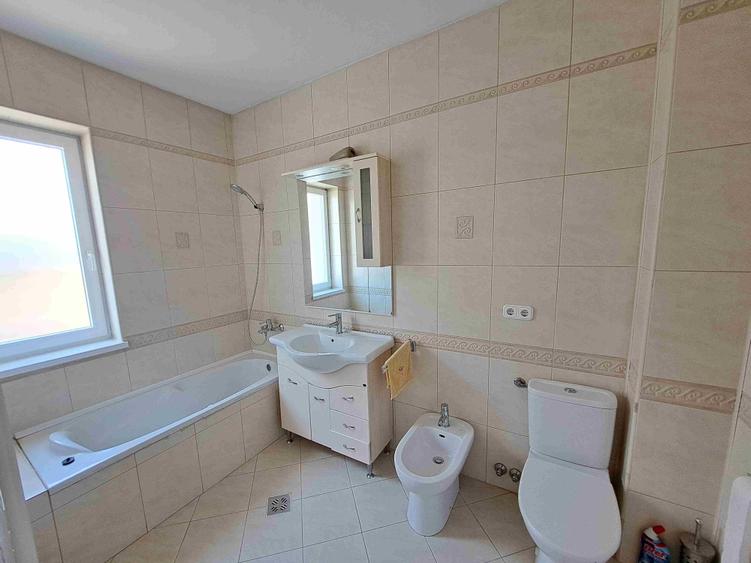 Casă individuală cu 4 camere cu Garaj în Unirii