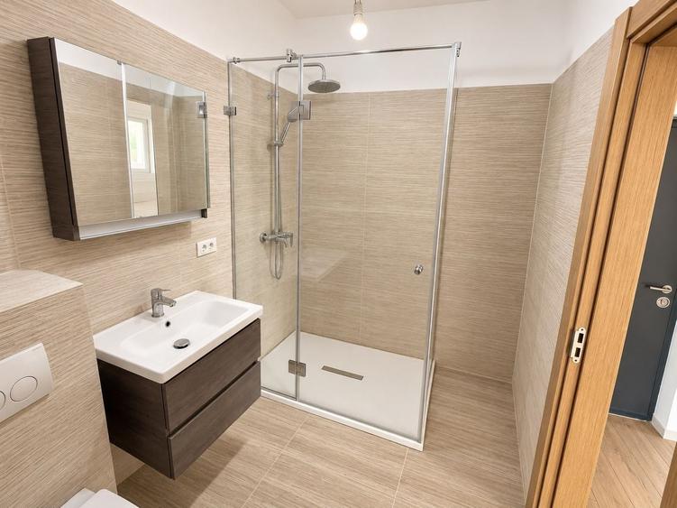 Apartament cu 3 camere decomandat în Apărătorii Patriei