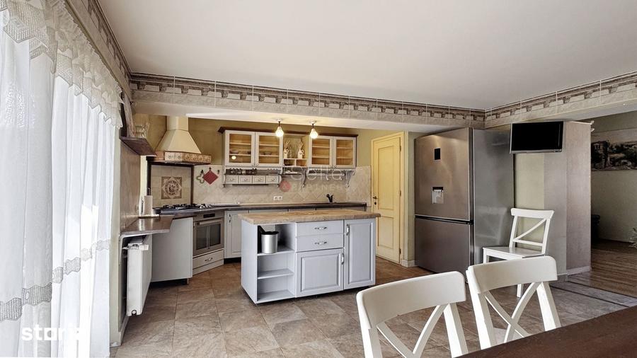 Casă cu 8 camere cu Teren 280 Mp în Central