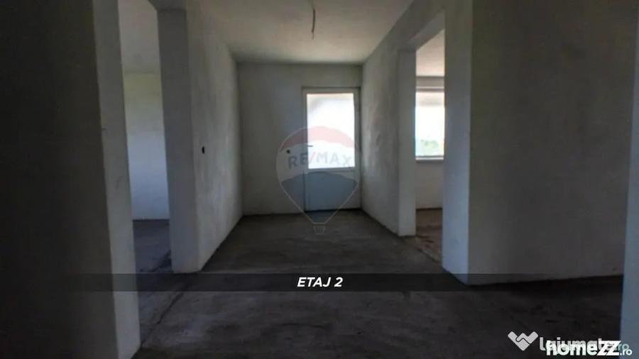 Casă cu 5 camere cu Teren 600 Mp în Mireșu Mare