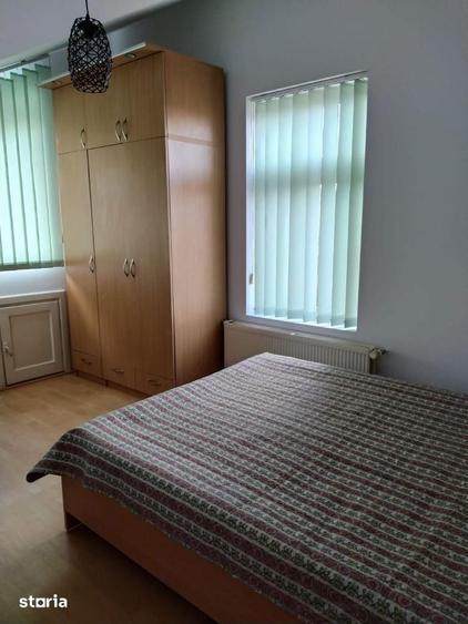 Casă cu 6 camere cu Canalizare în Central