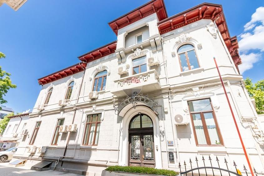 Casă individuală cu 15 camere cu Teren 520 Mp în Mitropolie