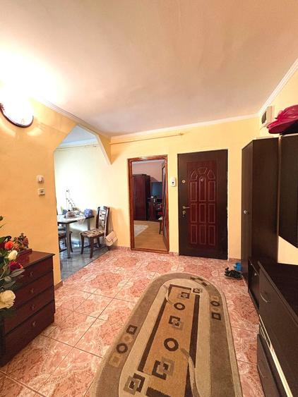 Apartament cu 3 camere decomandat în Est