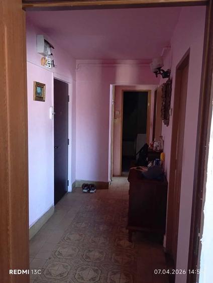Apartament cu 3 camere decomandat, mobilat în Exterior Vest