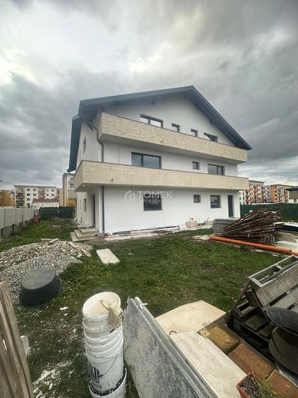 Apartament cu 3 camere nedecomandat în Tractorul