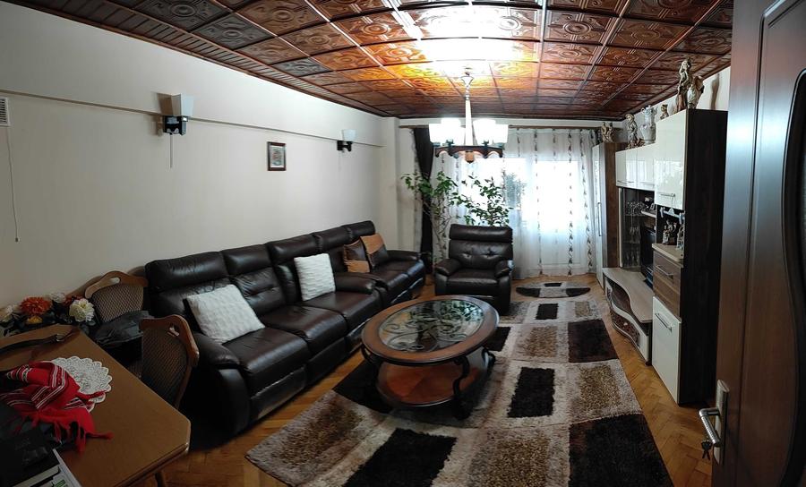 Apartament cu 4 camere decomandat în Central