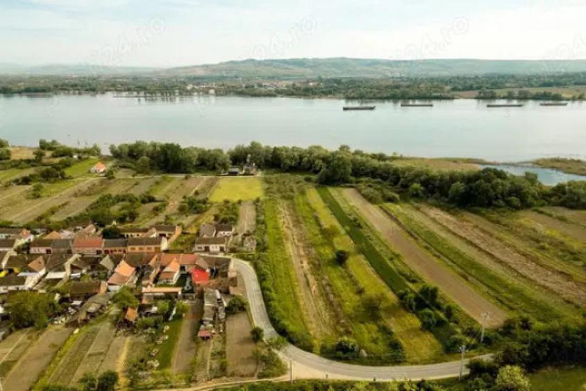 Teren de vanzare pe malul Dunarii Divici, Cara?-Sever - 1