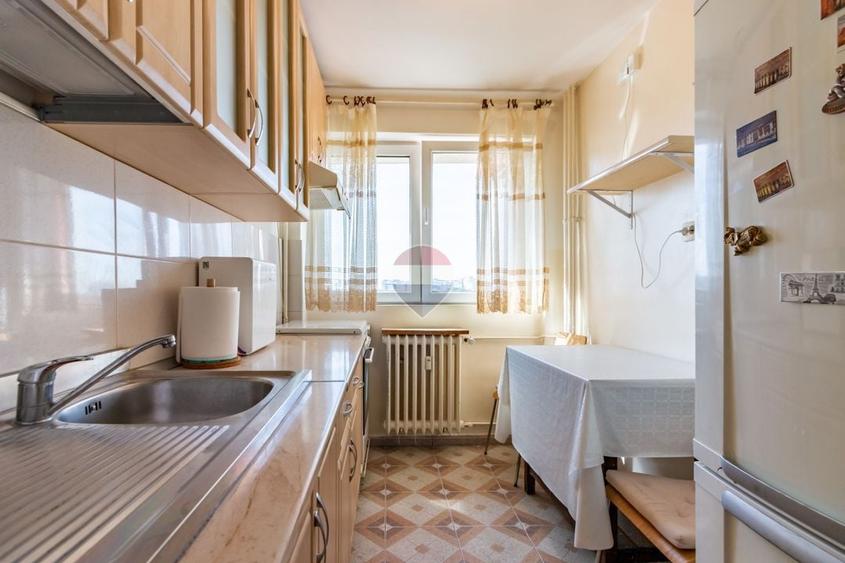 Apartament cu 3 camere semidecomandat în Obor
