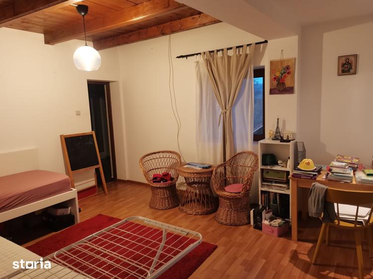 Casă cu 5 camere cu Teren 1000 Mp în Aninoasa