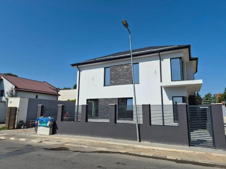 Casă individuală cu 5 camere cu Teren 300 Mp în Central