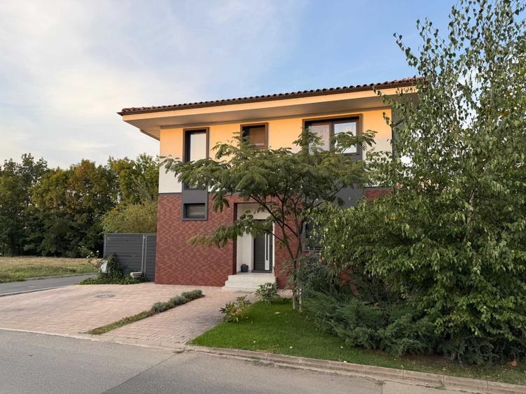Casă cu 4 camere în Corbeanca