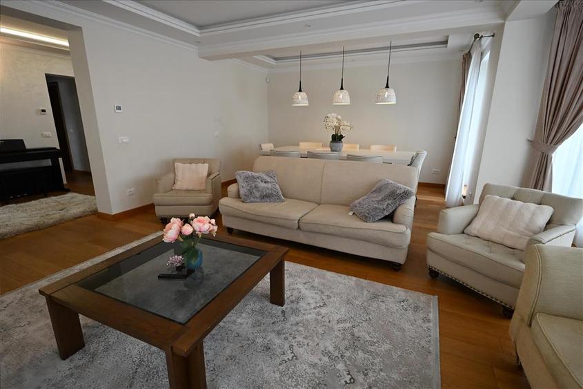 Casă individuală cu 7 camere cu Canalizare în Exterior Nord