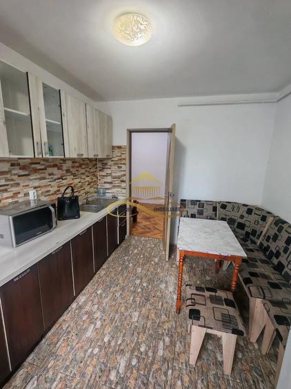 Apartament cu 3 camere decomandat în Energiei