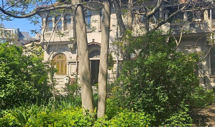 Casă cu 15 camere cu Garaj în Universitate