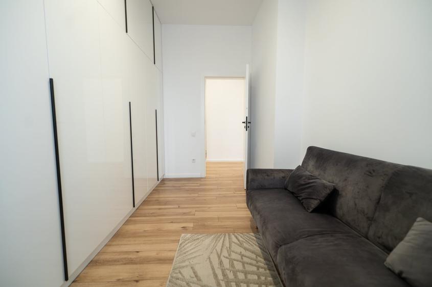 Apartament cu 3 camere semidecomandat, mobilat în P-ța Mihai Viteazul