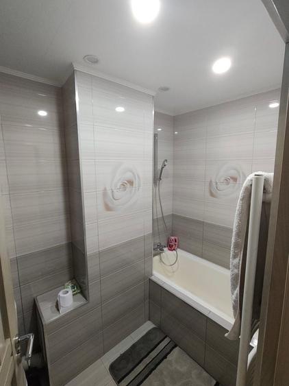 Apartament cu 3 camere decomandat în Micro 6