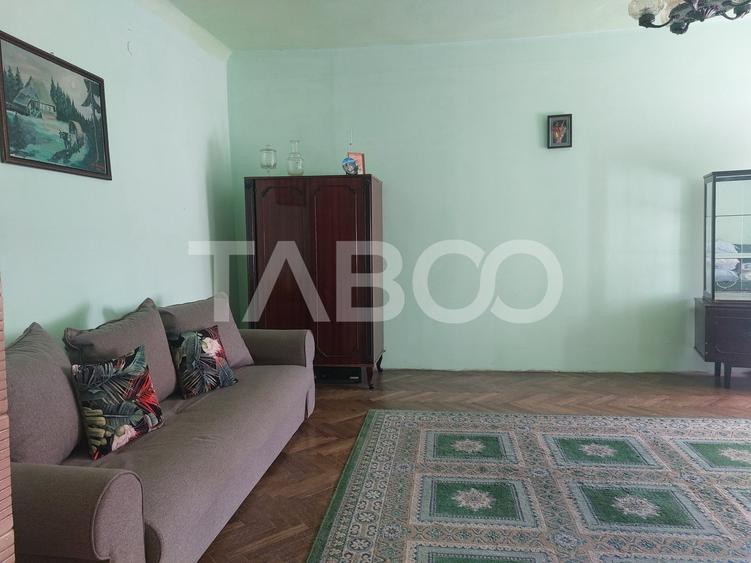 Apartament cu 3 camere semidecomandat, mobilat în Cisnădie
