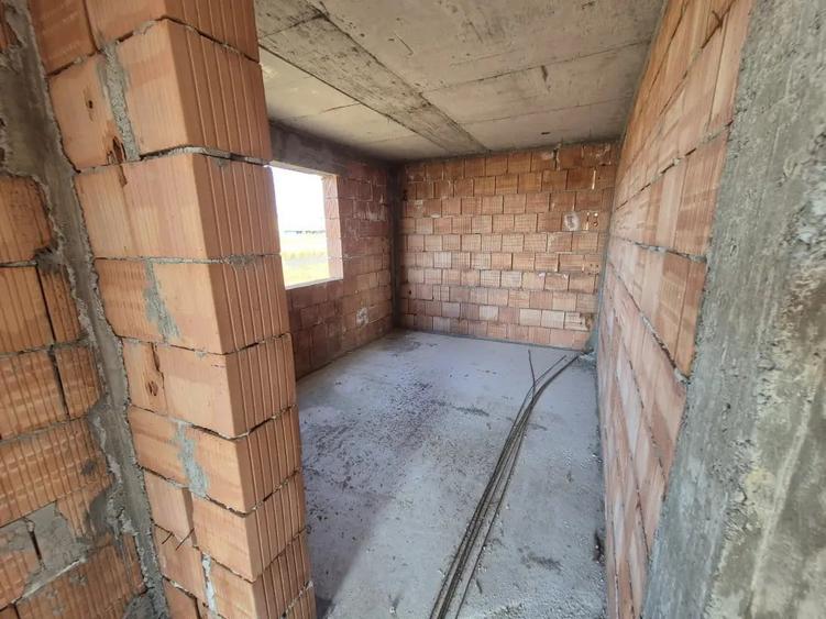 Casă cu 4 camere în Aluniș