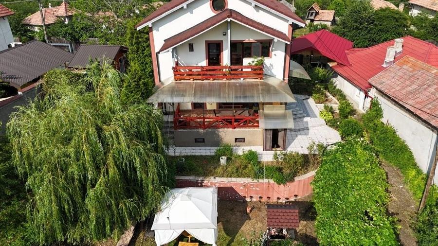 Casă cu 4 camere în Milcoiu
