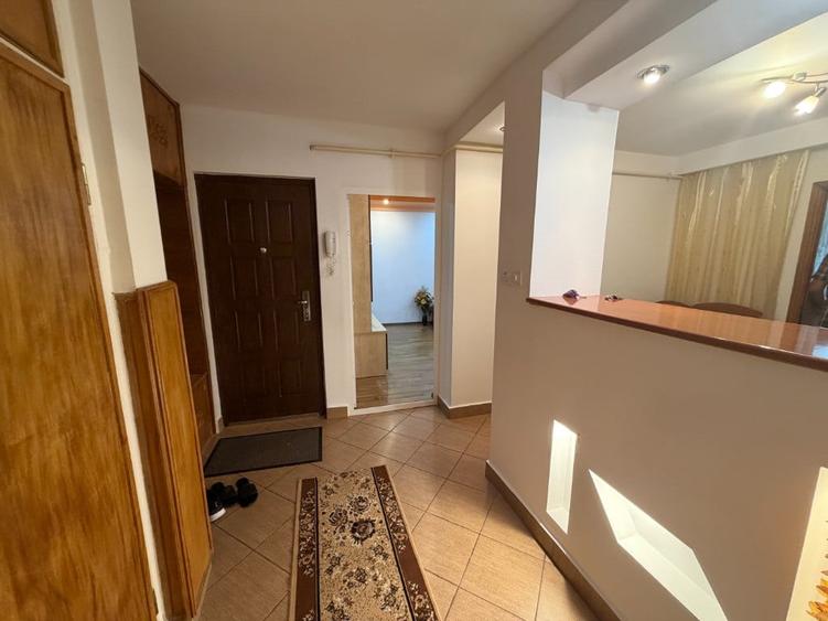 Apartament cu 3 camere decomandat în E3