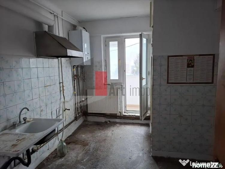 Apartament cu 4 camere decomandat în Central
