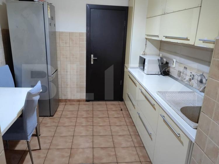 Apartament cu 3 camere semidecomandat, mobilat în Podul de Piatră
