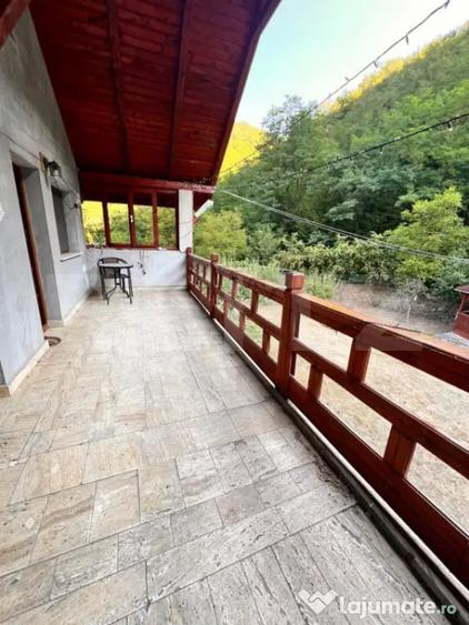 Casă cu 3 camere cu Teren 1500 Mp în Central