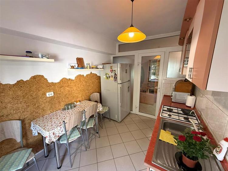 Apartament cu 3 camere decomandat în Valenta