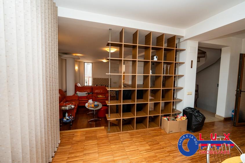 Casă cu 7 camere cu Teren 436 Mp în Central