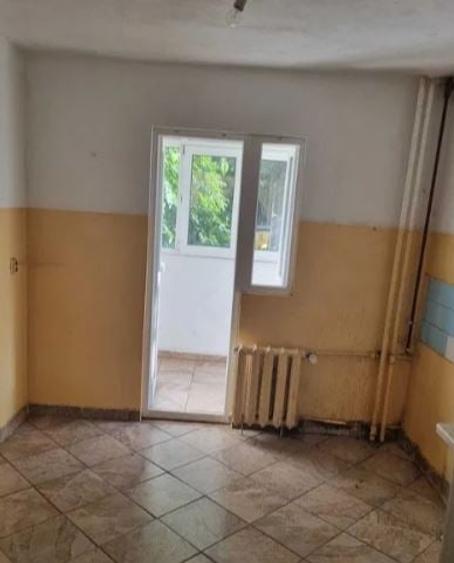 Apartament cu 3 camere semidecomandat, mobilat în Titan