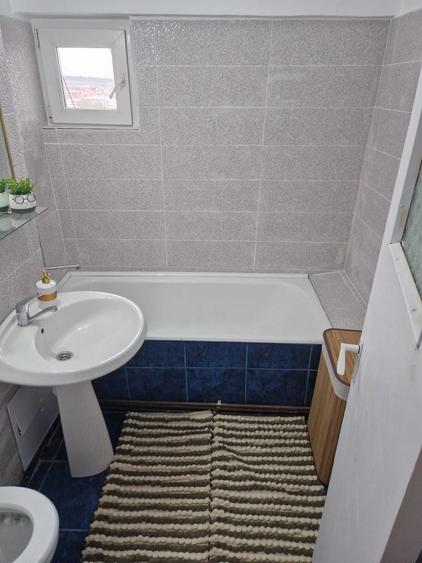 Apartament cu 4 camere decomandat în Rovine