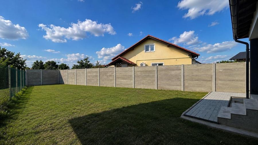 Casă individuală cu 3 camere cu Canalizare în Utvin