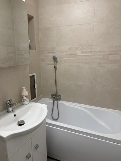Apartament cu 2 camere semidecomandat, mobilat în Tei