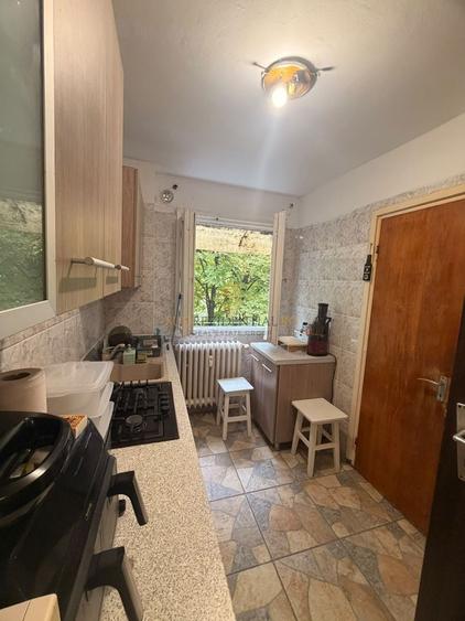 Apartament cu 3 camere semidecomandat în Berceni