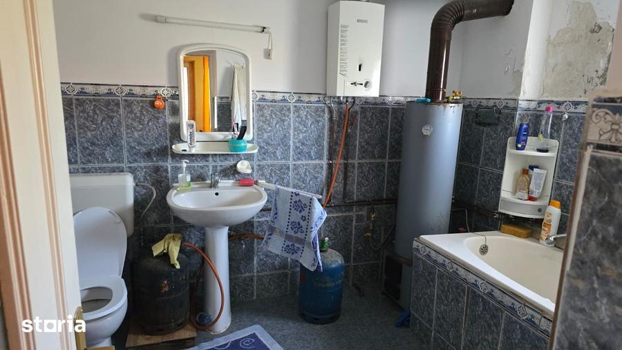 Casă cu 5 camere cu Teren 2200 Mp în Tuzla