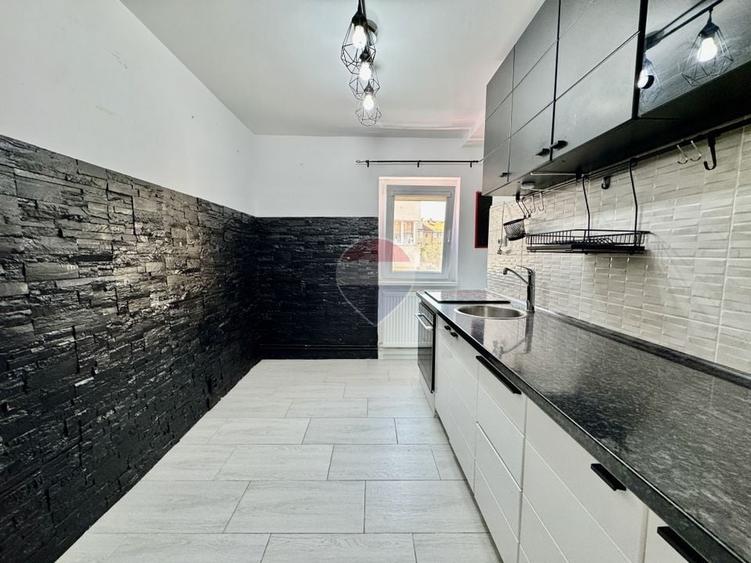 Apartament cu 3 camere decomandat, mobilat în Central