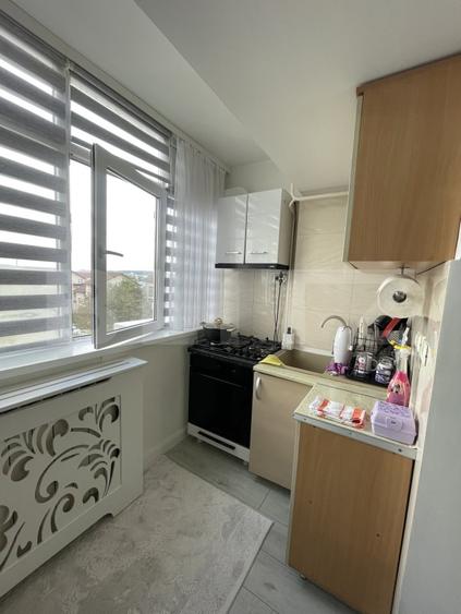 Apartament cu 3 camere semidecomandat, mobilat în Burdujeni