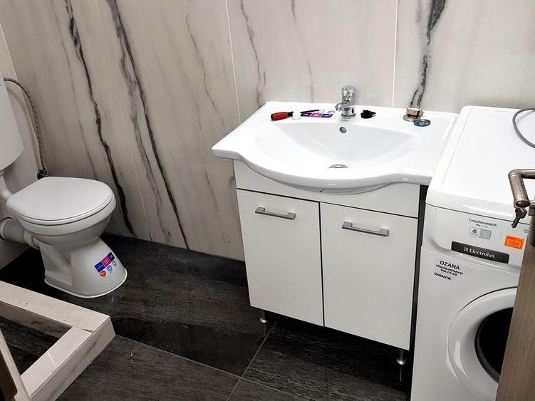 Casă individuală cu 18 camere cu Canalizare în Lipovei