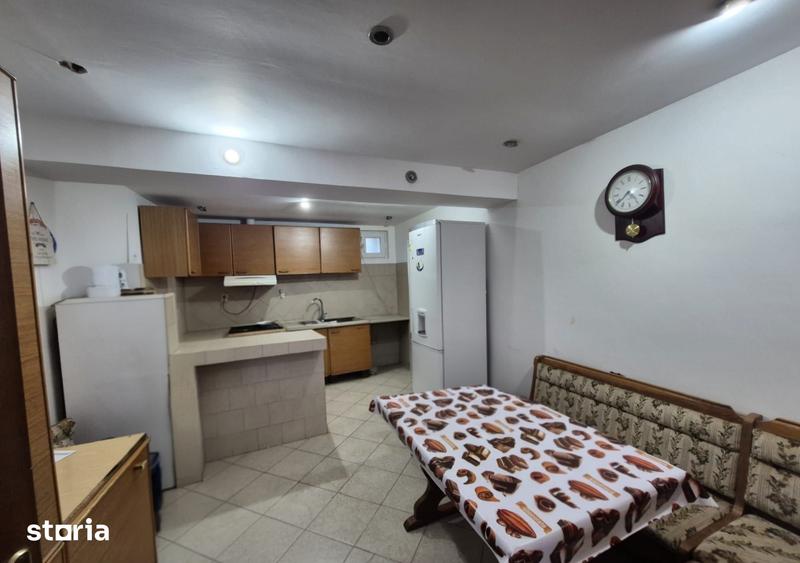 Casă cu 4 camere cu Teren 1933 Mp în Central