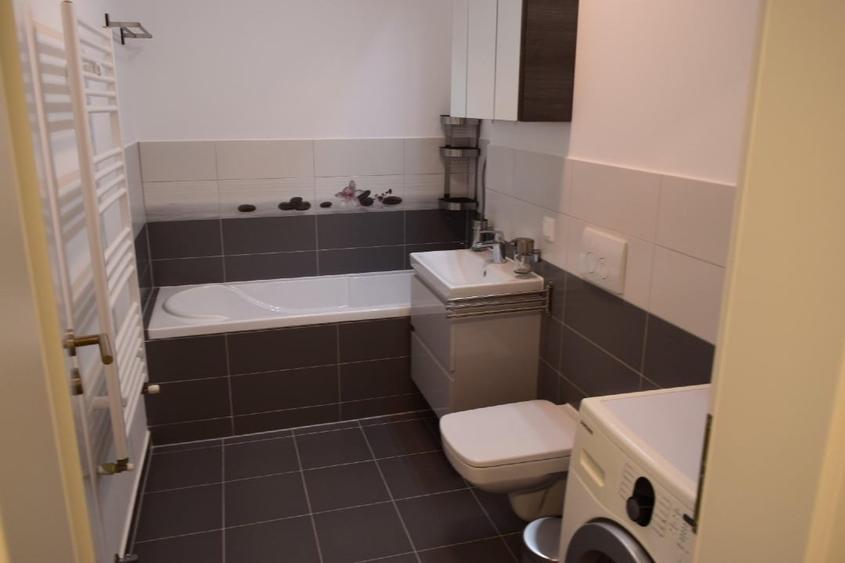 Apartament cu 2 camere decomandat, mobilat în Tractorul