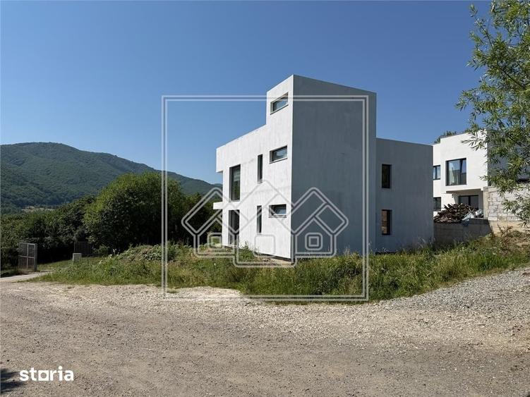 Casă cu 6 camere cu Teren 950 Mp în Valea Aurie