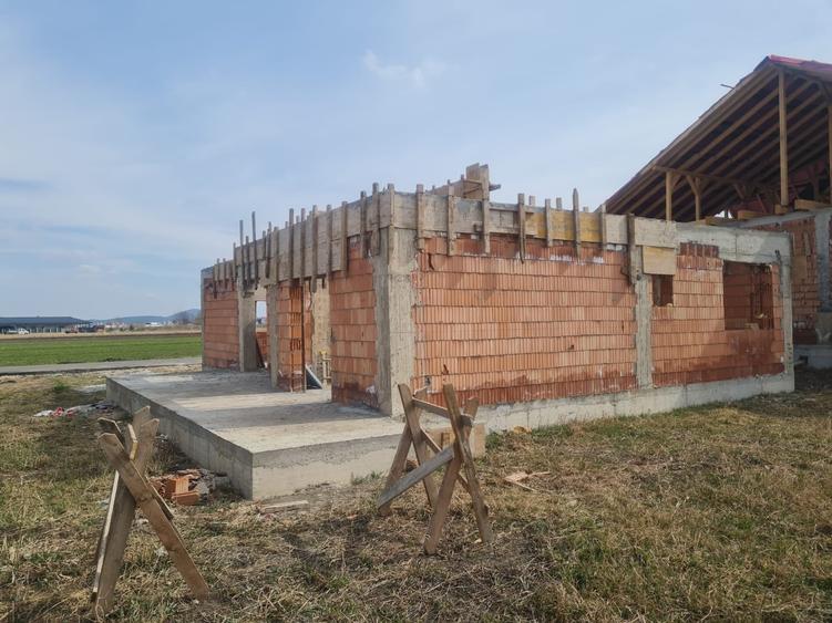 Casă individuală cu 5 camere cu Teren 500 Mp în Stupini
