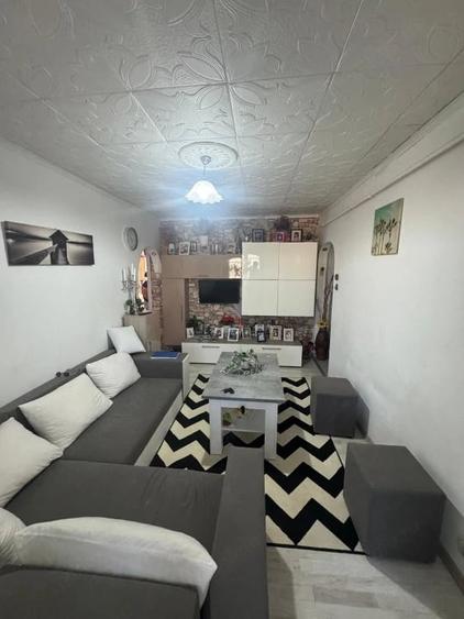 Apartament cu 4 camere semidecomandat în Craiovița Nouă