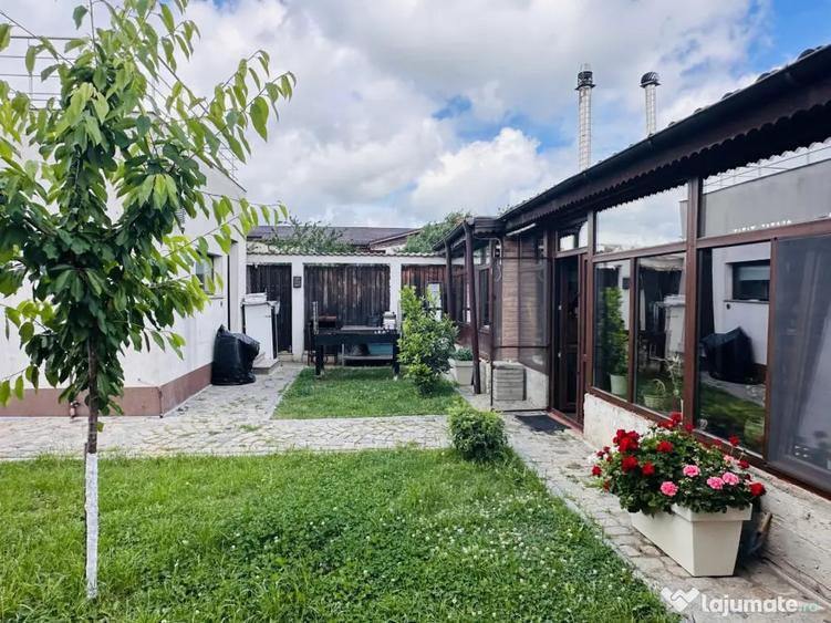 Casă cu 7 camere cu Teren 570 Mp în Roșu