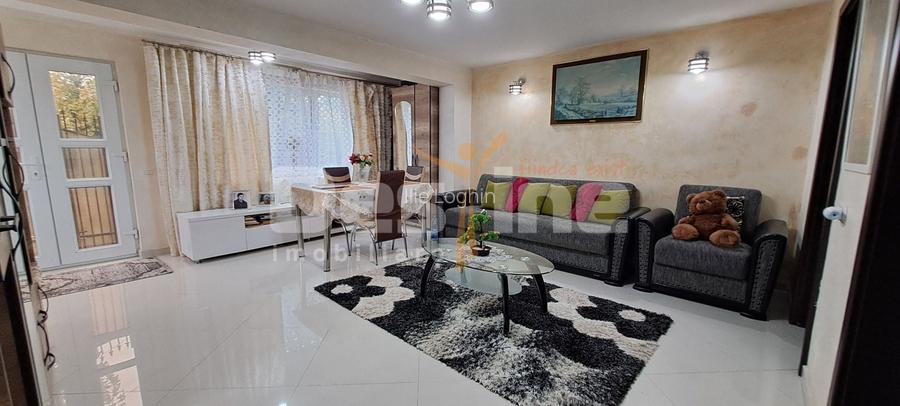 Casă cu etaj și 3 camere, în centrul Miroslavei