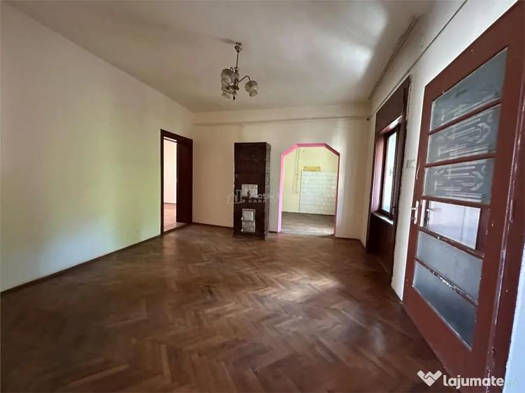 Casă cu 6 camere cu Teren 238 Mp în Central