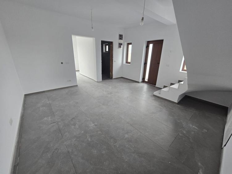 Duplex cu 4 camere cu Canalizare în Moșnița Nouă