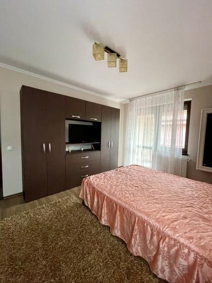 Casă individuală cu 7 camere cu Canalizare în Iris